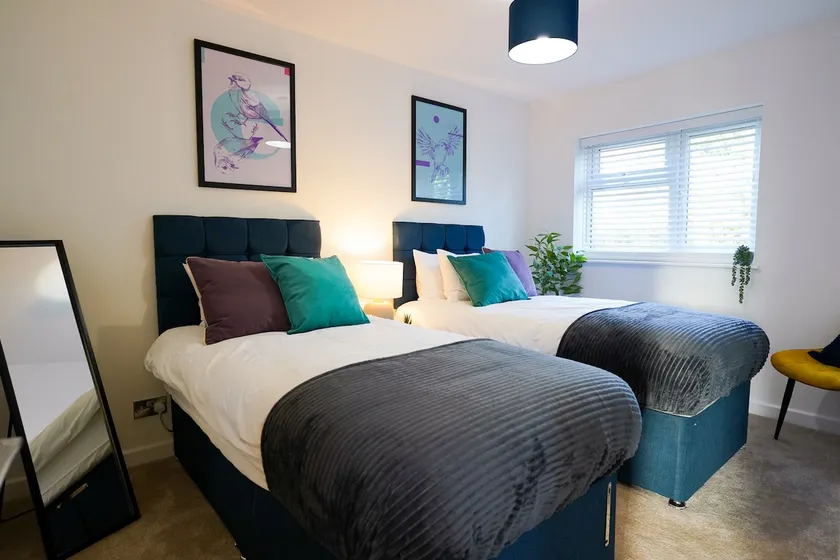 3-Bed House | Sleeps 5 | Bedford - Image 1