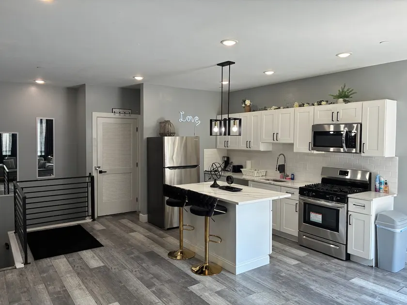 Experience Philadelphia 3-bedroom apartment oasis - Image 1