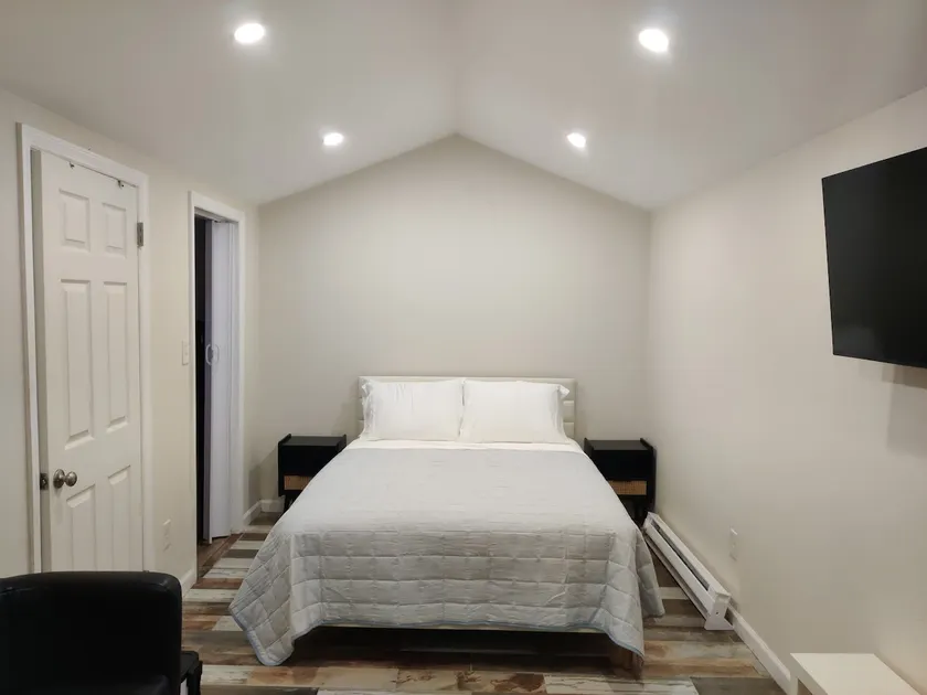 Cozy 1BR Guesthouse Near Newark Airport & NYC - Image 1