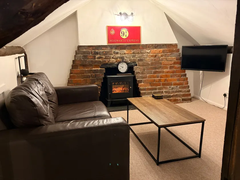19th Century Apartment Near Stonehenge & Salisbury - Image 1