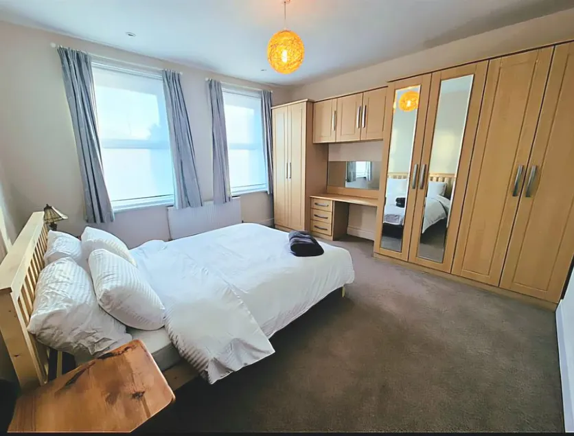 Roomy, comfortable Greater London home, sleeps 8 - Image 1