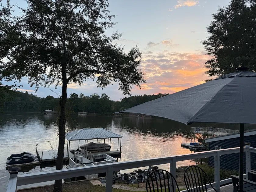 Scenic Stays- Lake Views, Fire Pit - Sleeps 8 - Image 1