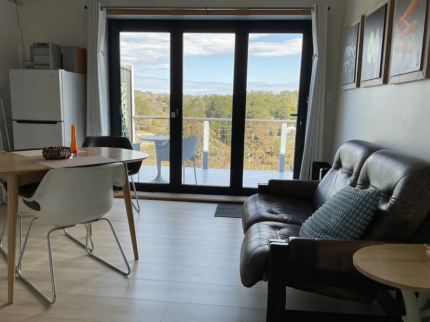 The Origami Apartment. Spacious, private, local views......close to town - Image 1