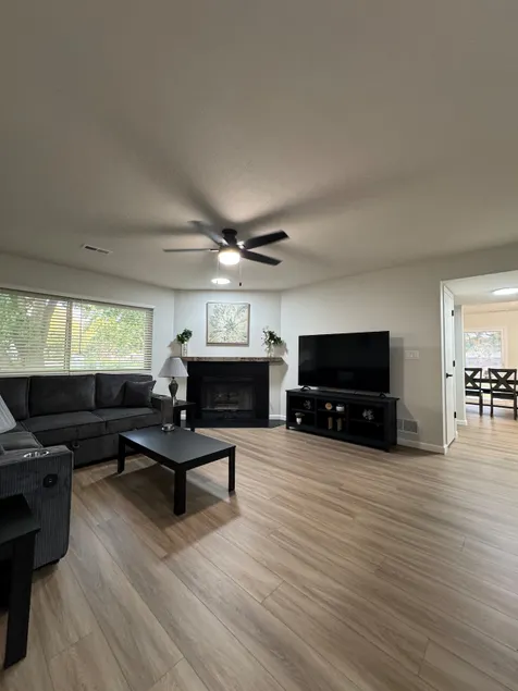 Serenity-2BR Retreat|2.5BA+Garage|Near Haymrkt/UNL - Image 1