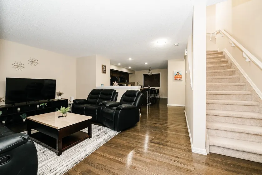 Modern Executive Townhouse with Office & Patio - Image 1