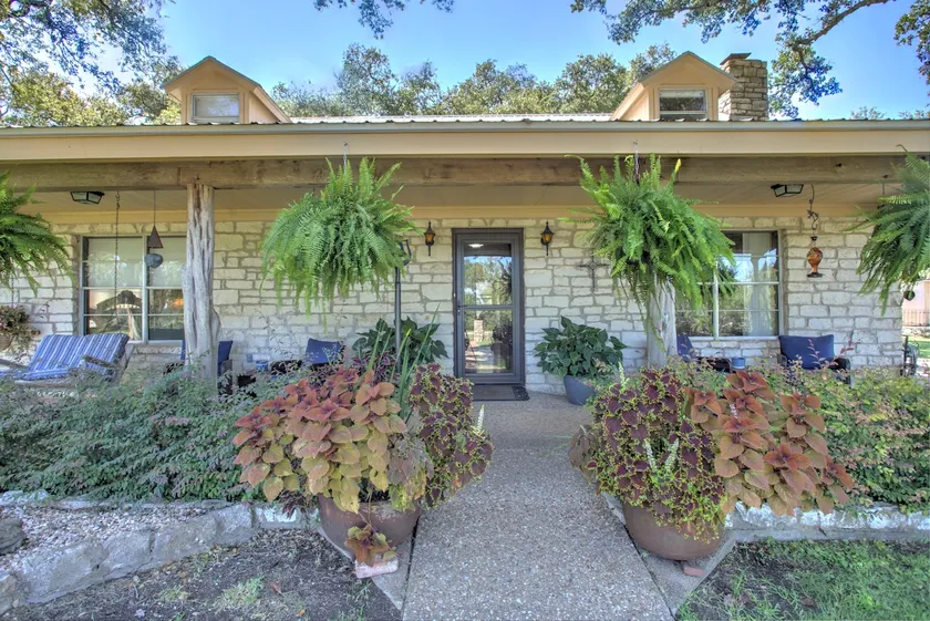 NEW! Country living on Acres I 20 Mins to Austin - Image 1