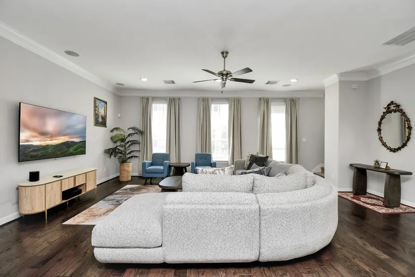 Centrally Located Modern Comfort in Houston - Image 1