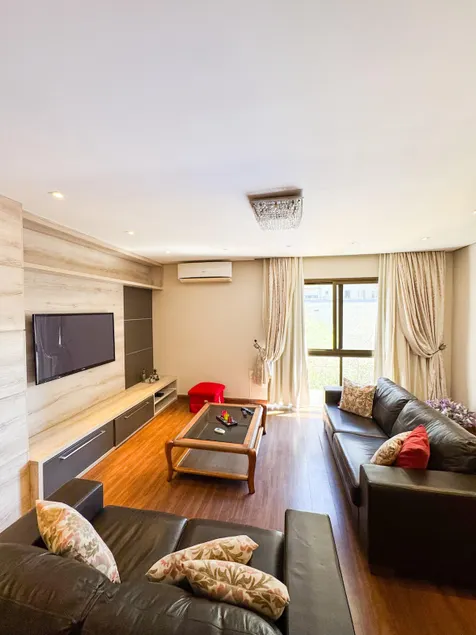 Modern 1-bedroom apartment with 2 double beds. - Image 1