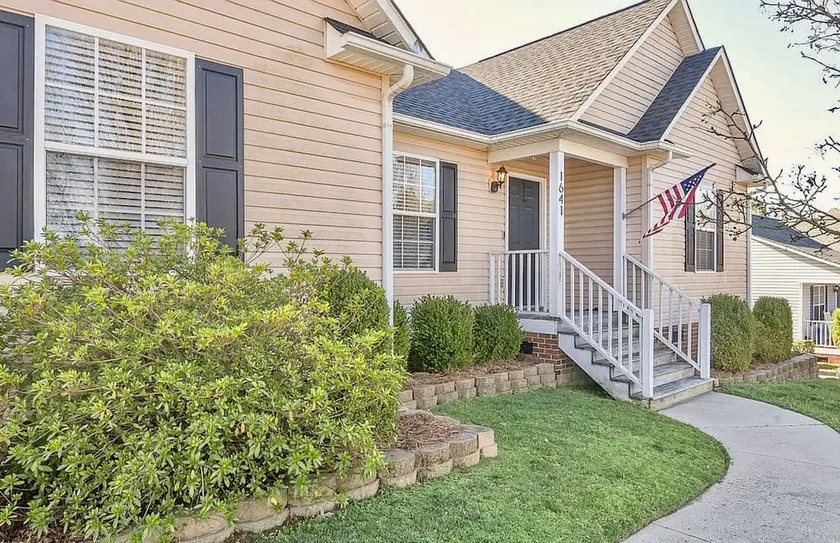 3BR Peaceful Home with Large Yard & Deck near I-77 - Image 1