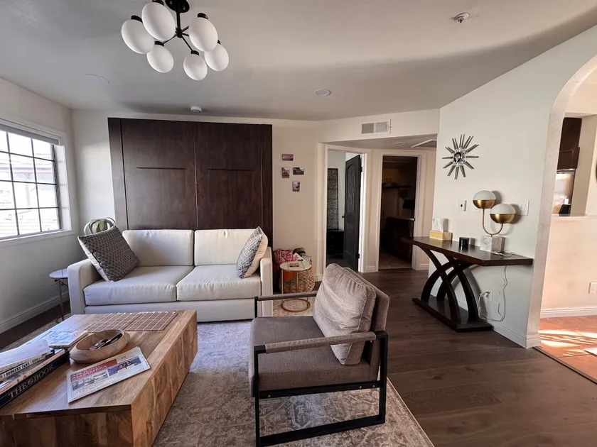 E’s Beautiful Modern Condo - Downtown Alhambra - Image 1