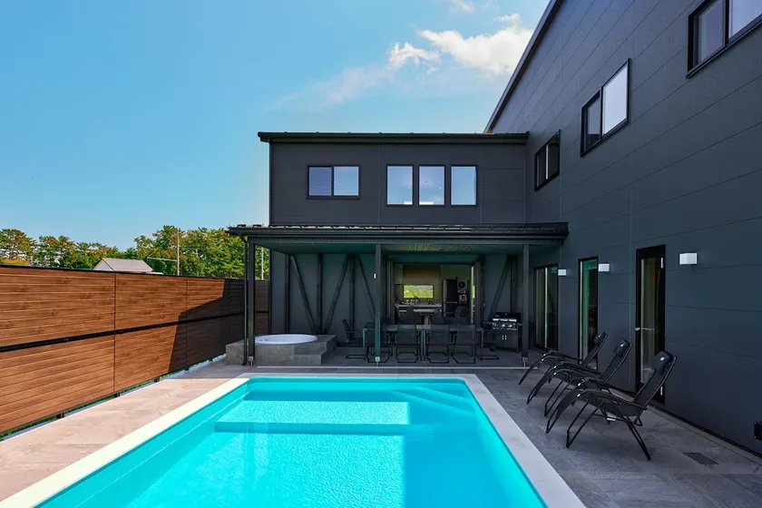 Holiday villa with private pool + sauna + jacuzzi! / Barbecue available / Up to 17 people - Image 1