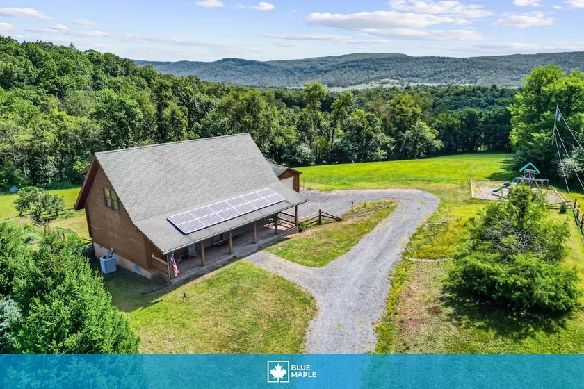 Mountain Escape on 6 acres w Hot Tub & Privacy - Image 1