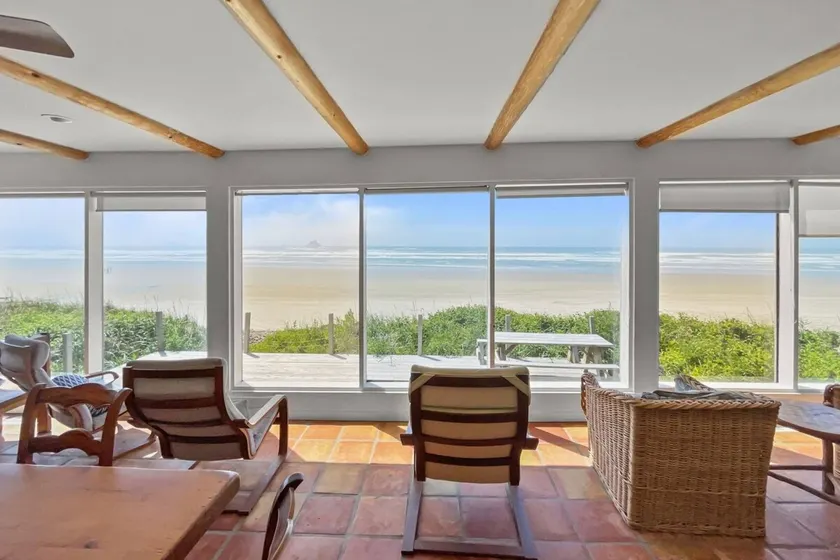 Coastal Escape with Stunning Views, Pet-Friendly - Image 1