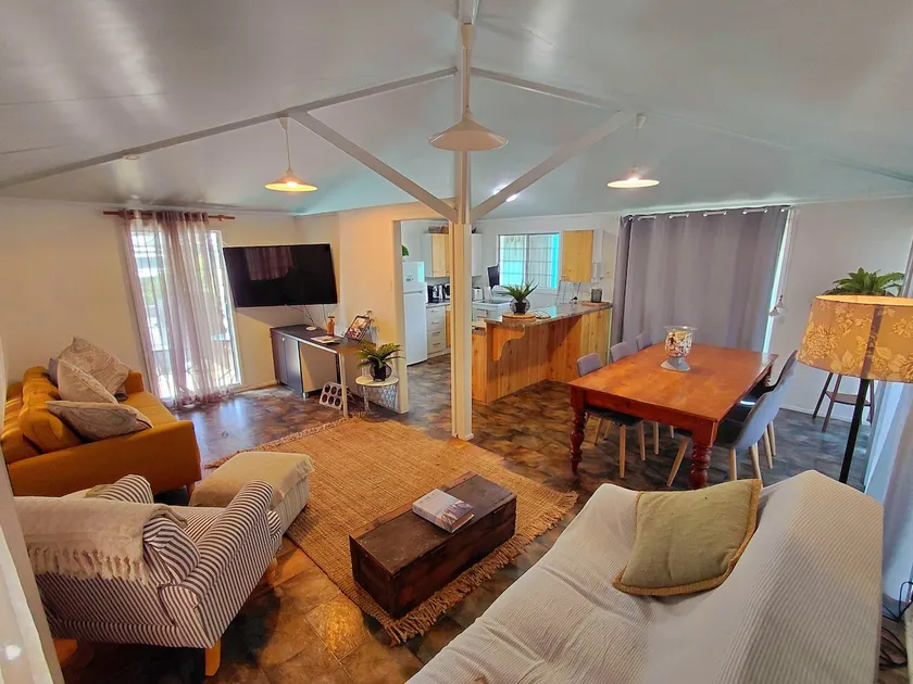 Sand Miners Retro Rainbow Beach Cottage - Image 1
