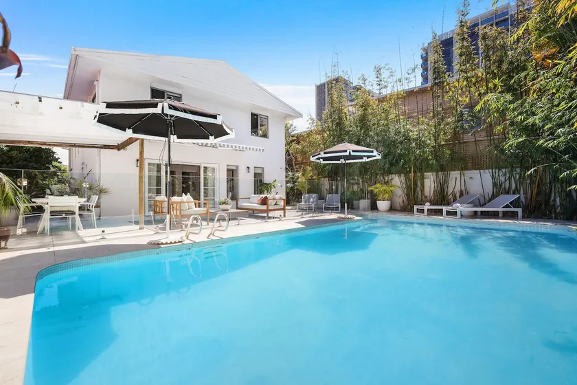 Beachside Kirra · Private Pool ·2-Min Walk to Sand - Image 1