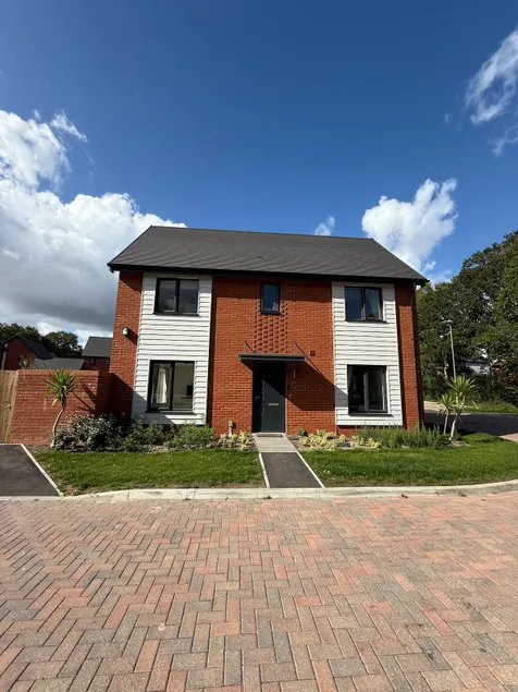 3 Bedroom Modern Comfortable Home with Jacuzzi - Image 1
