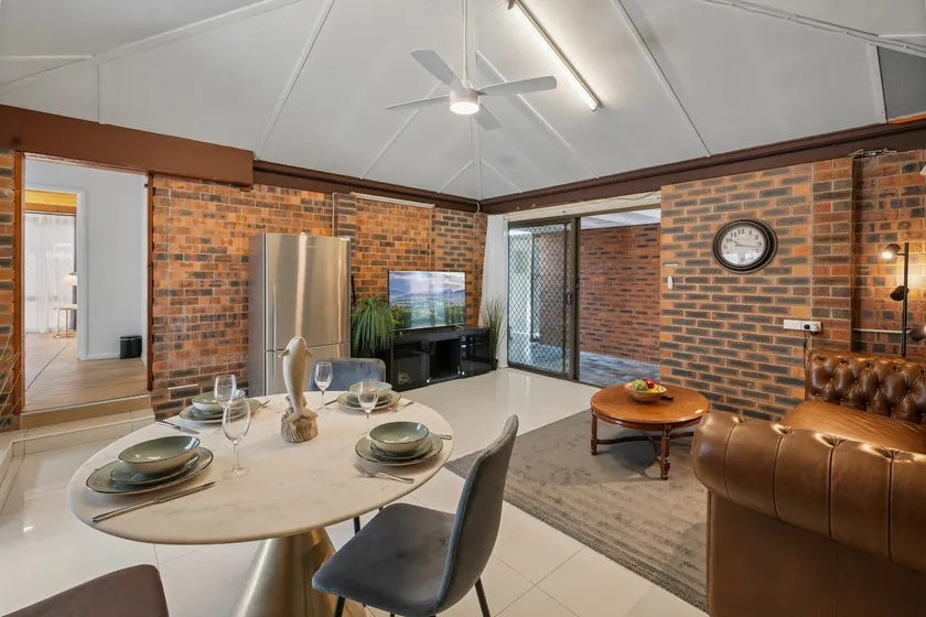 Urban Comfort | Cozy & Convenient w/ a Shard Pool - Image 1