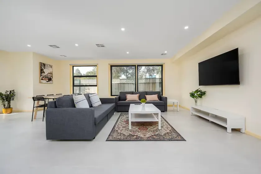 Fantastic Large Family Home, 6 Mins to Melbourne Airport - Image 1