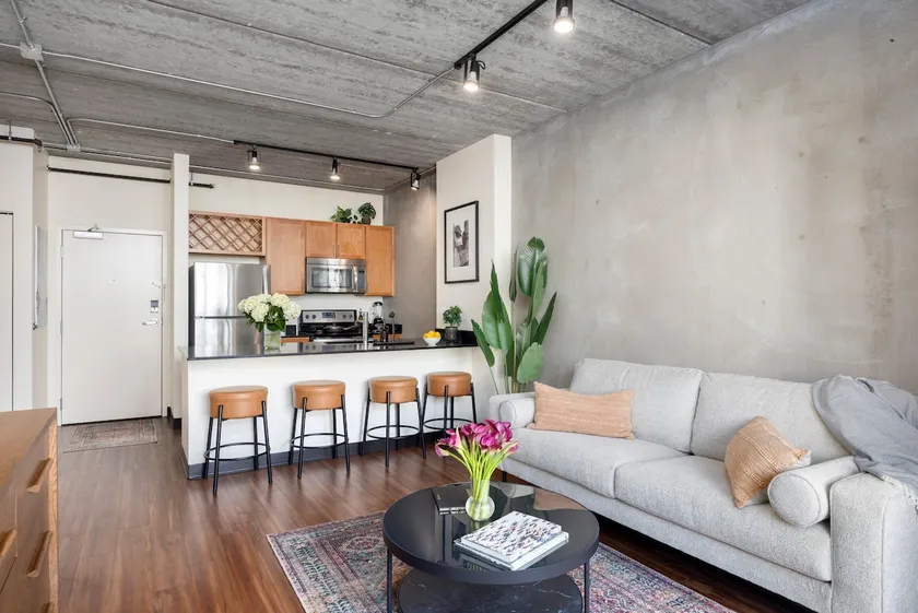 Modern Unit - Great location, Parking, Pool & Gym - Image 1