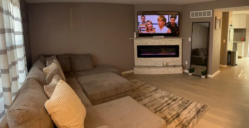 “Near Stadiums • King & Q Bed • Garage • Fast WiFi - Image 1