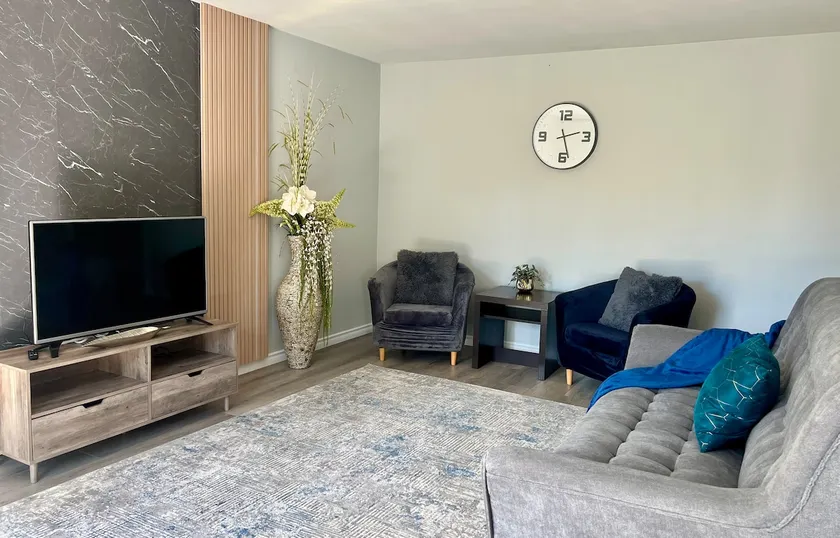 Modern 2 bedroom, 2 king beds, close to Hwy - Image 1