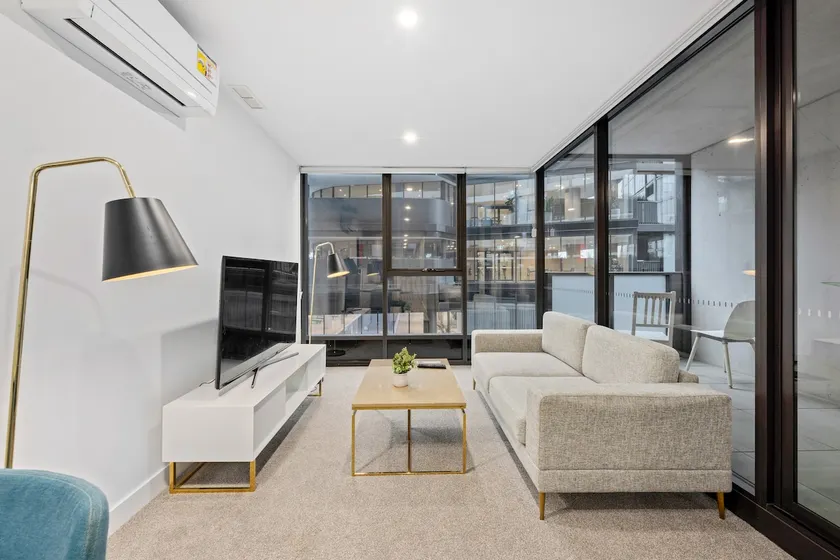 Woden Comfortable 1-Bedroom Apartment with Parking - Image 1
