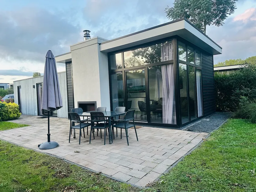 Stylish chalet in nature near Amsterdam - Image 1