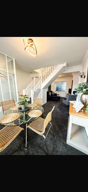 2BR Home | Sleeps 6 | Flexible Beds | Parking - Image 1
