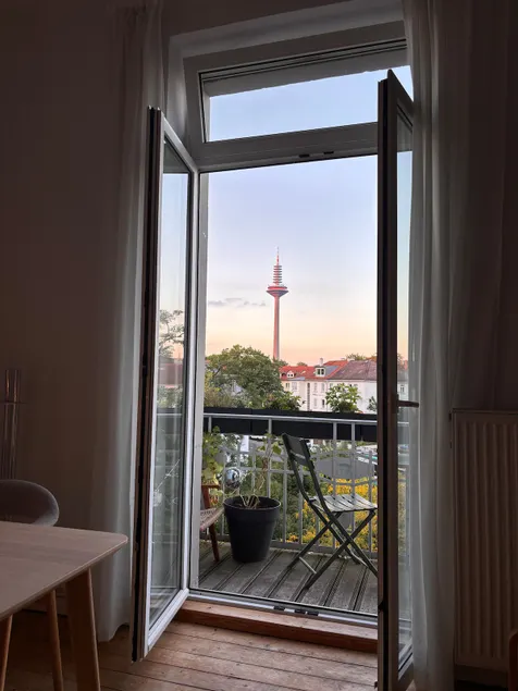 Cozy apartment with balcony in Bockenheim - Image 1