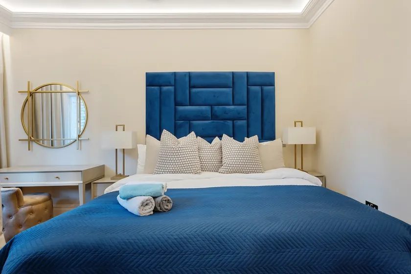Luxury & Spacious Flat with Lift and Terrace - Image 1