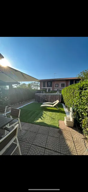 Detached villa with garden and private pool - Image 1