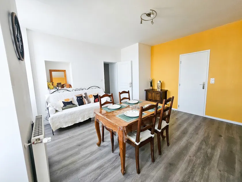 4-person apartment downtown - Image 1