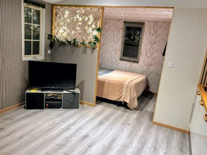 Cozy mobile home with private terrace and parking - Image 1