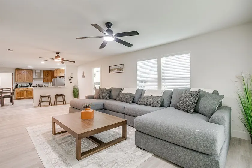 4BR · Sleeps 9 · Walk to Tarleton · Fenced Yard - Image 1