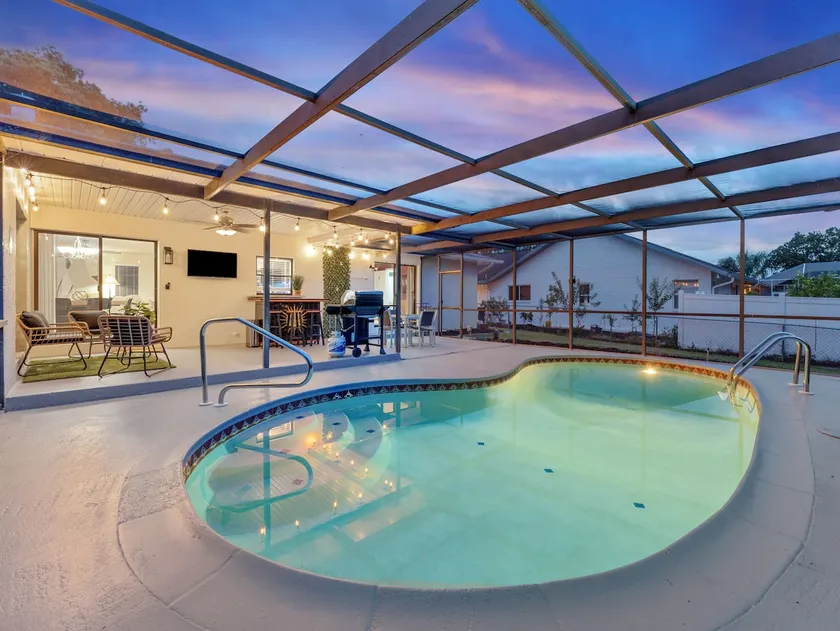 Family-Friendly Retreat Heated Pool Sleeps 11 - Image 1