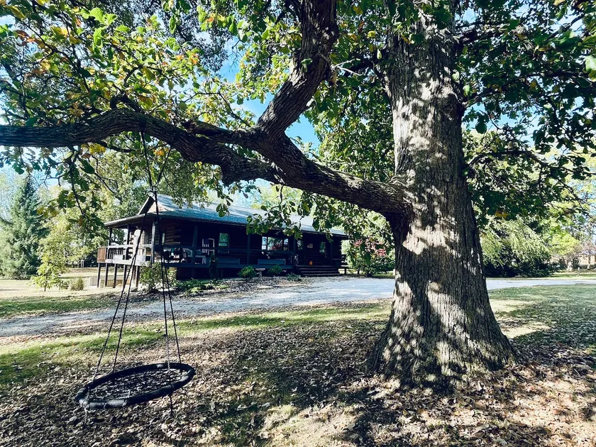 Oak Tree Legacy Lodge, a cozy log cabin retreat - Image 1