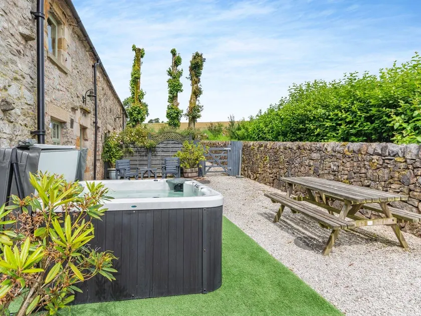 Luxury Stay at Broad Ecton Farm, Peak District Gem - Image 1