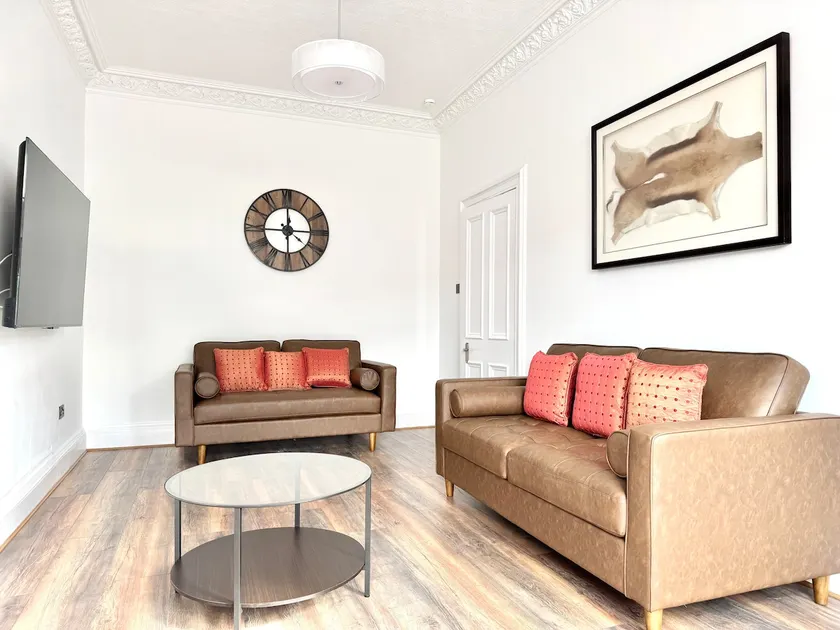 Spacious 2 Bedroom Flat - Image 1
