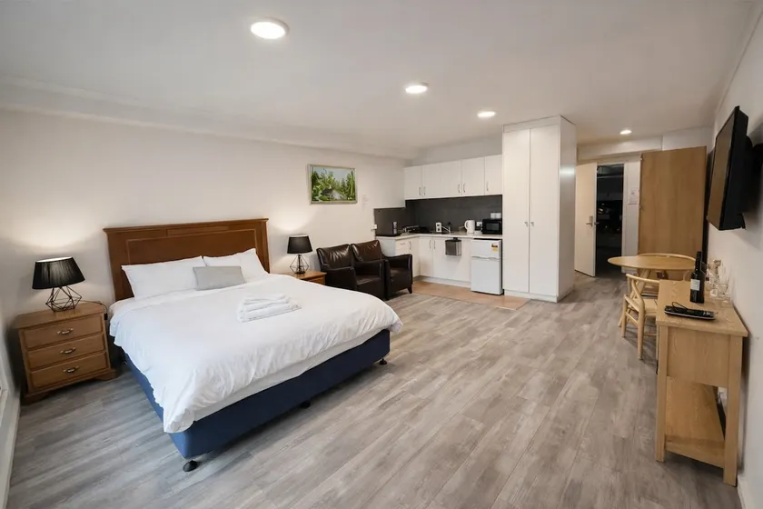 Private Studio Free Parking – Walk to Shops & Café - Image 1