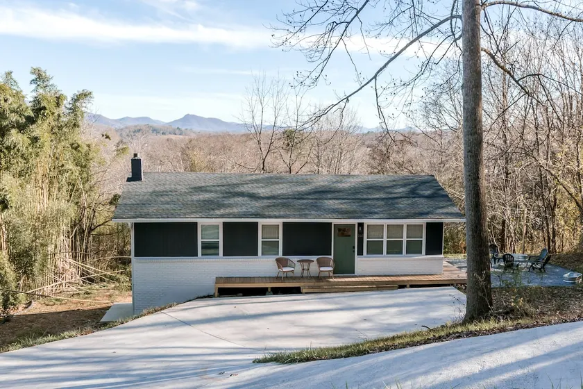 Cozy cottage close to downtown Hayesville - Image 1
