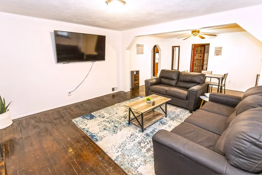 Location! 10 min from Airport 15 min DownTown StL - Image 1