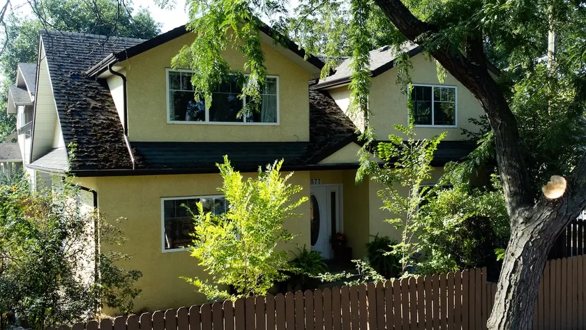 Sleeps 6, Family Home in Central Kelowna - Image 1
