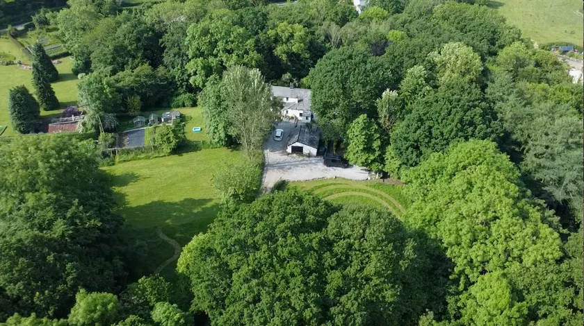 A cosy garden retreat on the edge of the woods. - Image 1