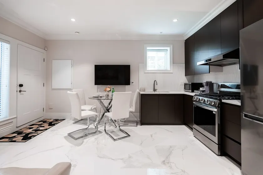 Luxury Modern Suite 2Bed 2Bath W/ Gym Access - Image 1