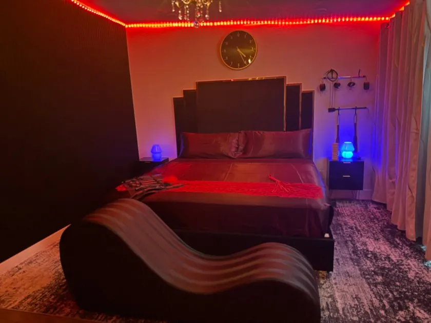 Private Adult-only King Bed with HOT TUB - Image 1