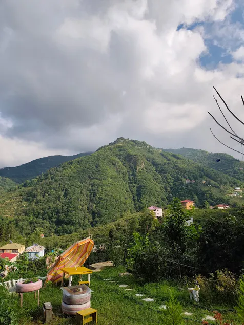 A house with a mountain view, a garden and a children's playroom. - Image 1