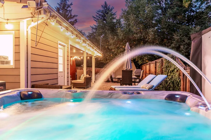 ”Posh Parkway” - HOT TUB PET/420 friendly outdoors - Image 1