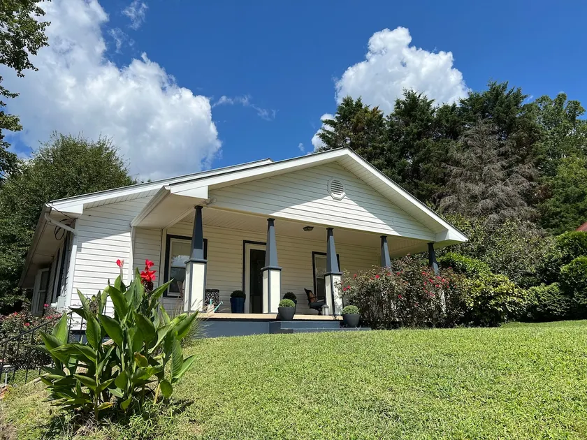 Charming Sunset Bungalow - Image 1