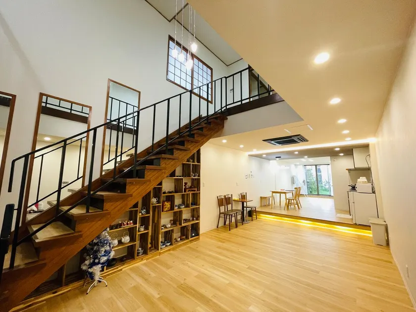 Large private space with Wi-Fi. 4 min walk to the station. 17 min direct to Namba. Easy to get to the airport. Supermarket is right at the doorstep. - Image 1