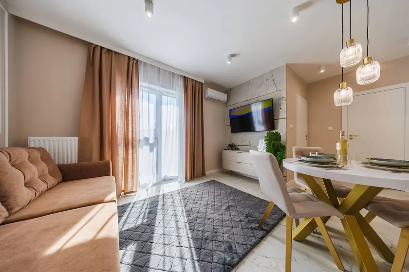 Gold&Marble Luxe Apartment- City Centre, AC, Free Parking by StayNest - Image 1